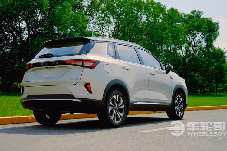 Theo Wheelsboy, có thể thấy mẫu xe SUV Wuling Asta 2021 được trang bị logo màu bạc mới trên lưới tản nhiệt. Được biết, Wuling dùng logo màu bạc thay vì đỏ như thông thường nhằm ám chỉ việc Asta là sản phẩm cao cấp hơn của họ. Điều này có vẻ không thực sự ăn nhập với cái giá của Wuling Asta mới.
