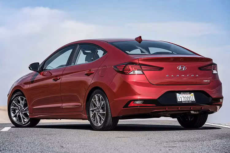 Từ phiên bản 2020, Hyundai Elantra tại thị trường Mỹ sẽ sử dụng hộp số biến thiên vô cấp mới thay cho cả hộp số sàn 6 cấp và hộp số tự động 6 cấp cũ. Hộp số mới này sẽ đồng hành với động cơ xăng Atkinson Cycle 4 xi-lanh, dung tích 2.0 lít trên Hyundai Elantra 2020.