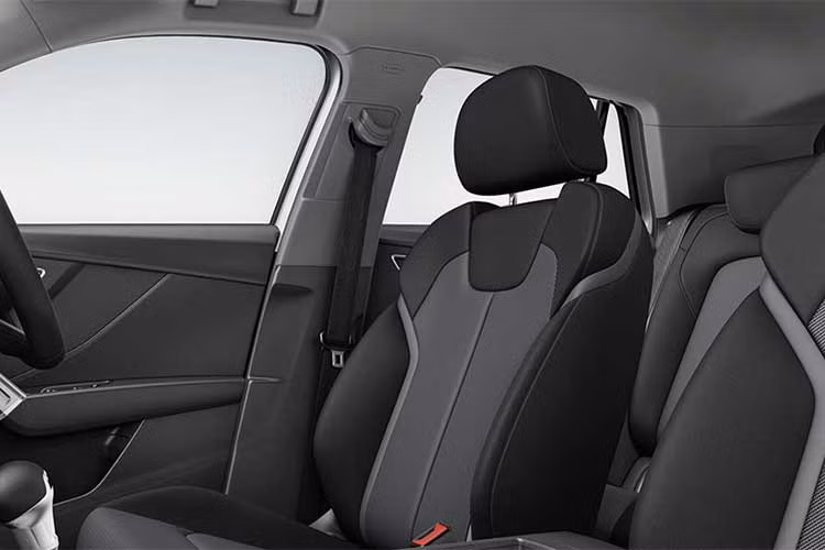 Khoang nội thất của Audi Q2 Touring bản đặc biệt được hoàn thiện trong màu đen đặc biệt. Bên cạnh đó, cột chữ C được sơn màu màu bạc Ice Silver Metallic tăng độ tương phản.