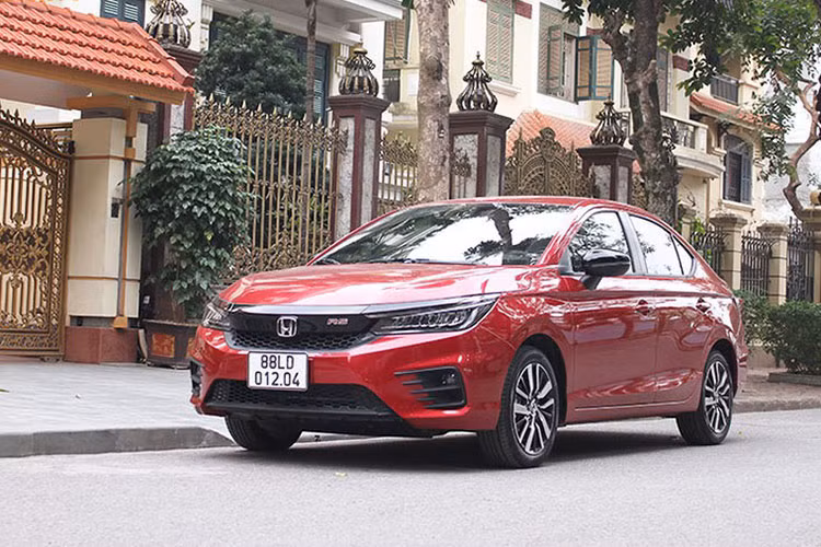Honda City cũng là một cái tên đáng chú ý. Sau suốt năm 2019 hoàn toàn vắng bóng, mẫu xe sedan cỡ B này đã trở lại với danh sách 10 ôtô đắt khách nhất khi đứng ở vị trí thứ 5 với doanh số 613 xe. Lý giải cho sự thăng hoa này là bởi thế hệ mới của City vừa mới ra mắt, đặc biệt là sự xuất hiện của phiên bản thể thao RS giúp tăng cường sức hấp dẫn.