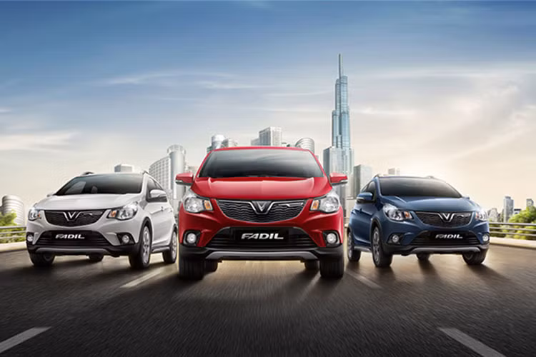 Đáng chú ý nhất của Top 10 xe bán chạy nhất trong tháng 2/2021, là sự xuất hiện khá ấn tượng của mẫu xe VinFast Fadil giá rẻ. Với kết quả đạt được 1.090 xe bán ra, Vinfast Fadil "chễm chệ", giữ vị trí ngôi đầu toàn thị trường lần đầu tiên và tiếp tục giữ vị trí đầu bảng của phân khúc A nhờ chính sách bán hàng độc đáo như giảm giá, miễn lãi vay 2 năm đầu tiên...