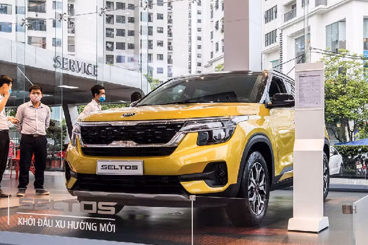 Đứng ở vị trí thứ 2 là mẫu xe Kia Seltos với doanh số 1.021 xe được bán ra. Cú bứt tốc mạnh mẽ của Kia Seltos là điều hoàn toàn dễ hiểu, kể từ khi mở bản vào cuối quý II/2020 mẫu xe này gặt hái được nhiều thành công và liên tục rơi vào tình trạng cháy hàng. Đây cũng chính là thành quả của Thaco khi quyết định đưa mẫu xe hoàn toàn mới về thị trường ôtô Việt Nam.