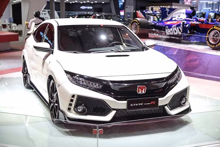 Đây là lần đầu tiên Civic Type R được hiện diện trước khán giả Việt Nam theo con đường chính hãng. Chiếc xe sở hữu thiết kế thể thao phá cách của một mẫu xe đua thực thụ với những đường nét góc cạnh, sắc sảo. Tất cả các chi tiết đều được vuốt dứt khoát và tinh xảo, tạo nên một vẻ ngoài riêng biệt, không trộn lẫn với bất cứ mẫu xe thể thao nào.