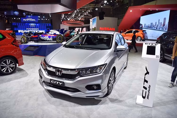 Bộ phụ kiện trên HR-V bao gồm 8 chi tiết trang trí: La-zăng thể thao 17 inch, Ốp cản trước, Ốp cản sau, Ốp thân xe, Cánh lướt gió, Tem dán thân xe, Logo Mugen nội thất, Logo Mugen ngoại thất. Còn trên Jazz là 4 chi tiết trang trí cho ngoại thất: Ốp cản trước, ốp mặt ca-lăng, nẹp thân xe, ốp cản sau.