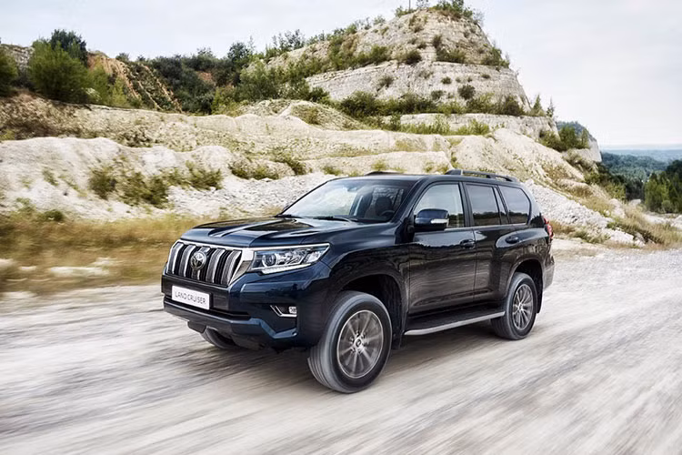Toyota Land Cruiser Prado phiên bản nâng cấp được ra mắt hồi đầu năm 2018 và phân phối với mức giá bán lẻ là 2,262 tỷ đồng tăng so với phiên bản cũ 95 triệu đồng. Đây cũng là mẫu xe được người tiêu dùng quan tâm bởi sự mạnh mẽ và đa dụng... tuy nhiên, giá bán cao cùng việc nhập về chậm khiên mẫu xe này chỉ bán được 34 chiếc trong tháng 9/2018.