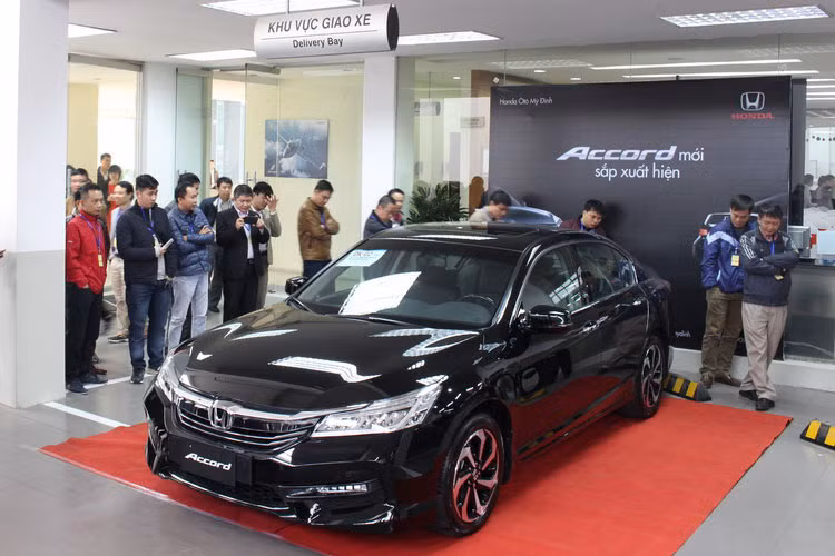 Thiết kế bắt mắt, tiện nghi cũng tầm trung và là mẫu xe nhập khẩu thế nhưng Honda Accord vẫn phải chịu cảnh ế hoài, ế mãi. Trong thnags 9/2018, mẫu xe này chỉ đạt doanh số 56 chiếc. Tuy nhiên theo nhiều chuyên gia cho hay, thương hiệu ôtô Honda vẫn không đặt nặng doanh số lên Accord mà chủ yếu làm thương hiệu là chính.