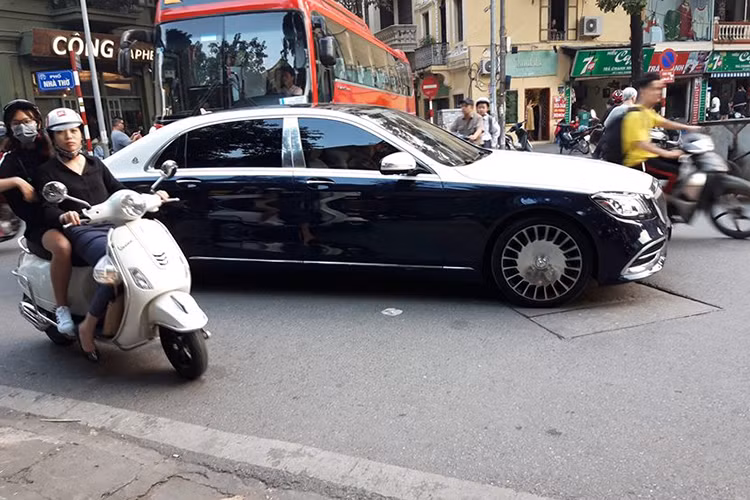 Khác với sự ưa chuộng của giới nhà giàu Việt với Mercedes-Maybach S450 4 Matic, mẫu xe siêu sang Mercedes-Maybach S560 4 Matic có số lượng chỉ đếm trên đầu ngón tay. Trong số đó có em trai MC Ngọc Trinh, Bảo Hưng, một người có niềm đam mê với siêu xe và siêu sang.
