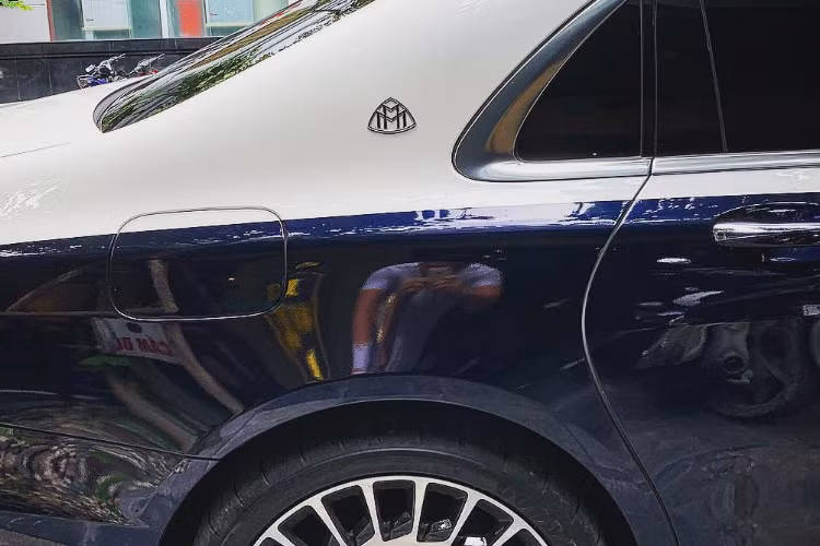 Nửa thân trên của chiếc Mercedes-Maybach S560 4 Matic hơn 11 tỷ đồng của em trai MC Ngọc Trinh khoác áo màu trắng muốt và nửa còn lại màu xanh dương nổi bật. Chưa hết, ngoại hình chiếc xe siêu sang này còn có nhiều chi tiết mạ crôm bóng loáng. Điểm nhấn cuối cùng chính là bộ vàng đa chấu cỡ lớn mạ crôm.
