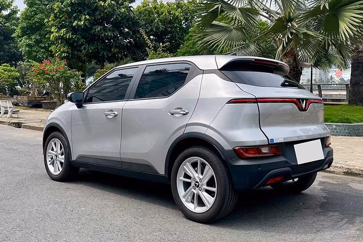 Như vậy, sau 2.500 km lăn bánh, độ khấu hao về giá của chiếc VinFast VF5 trong bài viết là chưa tới 30 triệu đồng, con số khá khiêm tốn so với xe xăng cùng tầm. Song, theo những người có kinh nghiệm mua bán xe thì đây là mức giá tốt đối với khách tìm mua ôtô cũ.