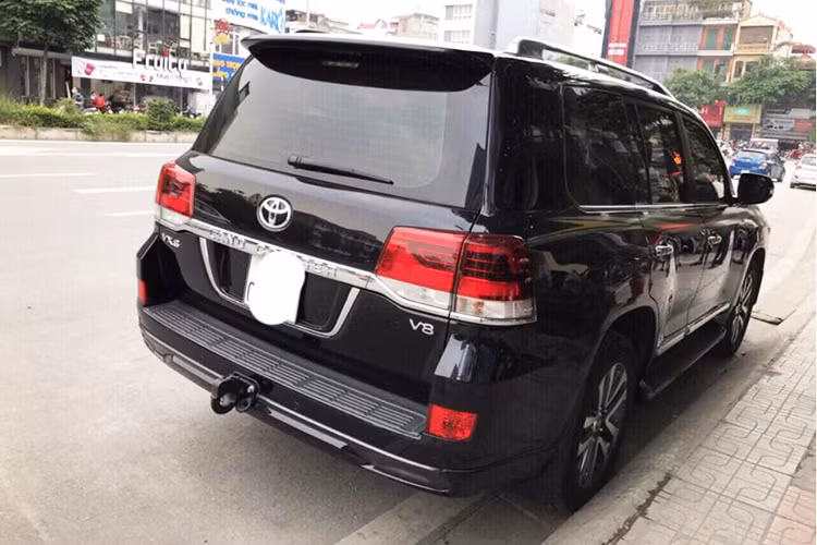 Phía trên nắp ca-pô được tạo những đường gân dập nổi, đèn hậu thiết kế với kiểu dáng nằm ngang, đèn định vị được đưa lên cao với phần cản sau thiết kế thể thao hơn. Ở thế hệ này, Toyota vẫn sử dụng hệ thống khung gầm body-on-frame (thân đặt trên khung rời, phân biệt với loại khung xe nguyên khối monocoque) của Land Cruiser 2008.