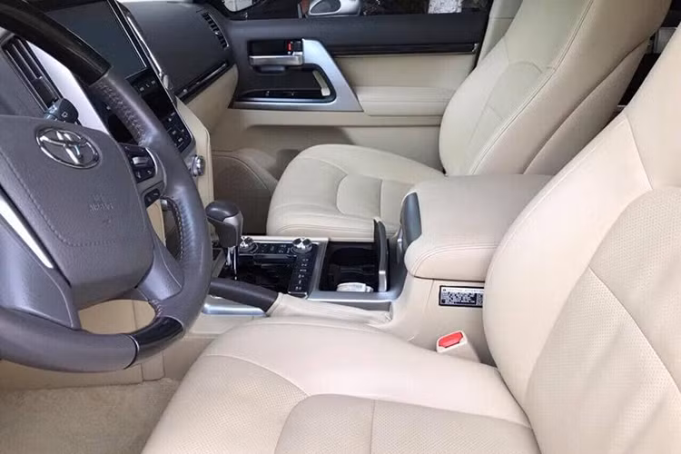 Nội thất của xe cũng được đổi mới đáng kể. Trong đó, bảng táp lô bố trí lại các cụm điều khiển chức năng và màn hình cho hệ thống giải trí đặt ở vị trí cao hơn. Toyota cũng chú trọng trải nghiệm cao cấp cho bên trong khoang xe bằng cách bổ sung thêm các vật liệu da mềm thay cho vật liệu nhựa cứng trước đây, cùng vô lăng mới đẹp hơn.