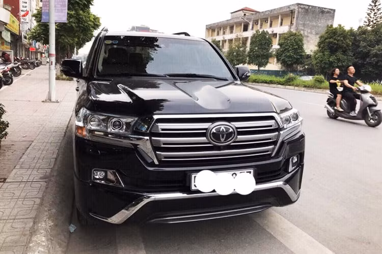 Chiếc xe Toyota Land Cruiser 2017 nhập khẩu Trung Đông trong bài viết này được chào bán trên diễn đàn xe ôtô đã qua sử dụng tại Hà Nội. Chiếc SUV cỡ lớn này còn khá mới, tình trạng nội và ngoại thất khá nguyên bản. Đây được xem là phiên bản nâng cấp dành cho một số thị trường.