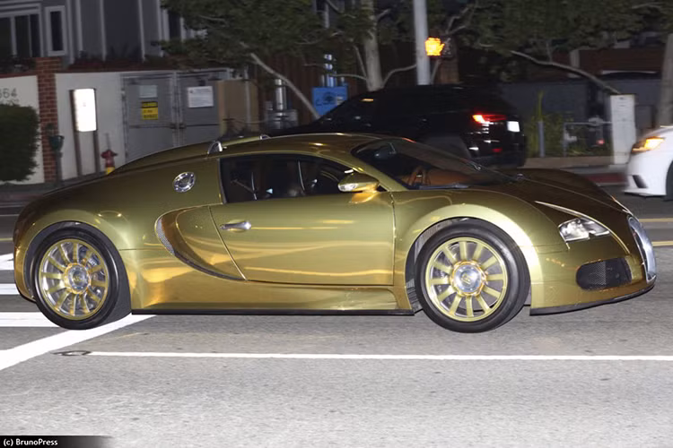 Ông hoàng tốc độ Bugatti Veyron sử dụng động cơ W16, dung tích 8.0 lít với 4 bộ tăng áp. Nhờ đó, động cơ tạo ra công suất tối đa 1.001 mã lực và mô-men xoắn cực đại 1.250 Nm. Nhờ đó, Bugatti Veyron có thể tăng tốc từ 0-100 km/h trong 2,5 giây trước khi đạt vận tốc tối đa 407 km/h.