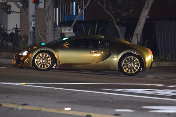 Trong suốt 10 năm, chỉ có 450 chiếc siêu xe Bugatti Veyron được mệnh danh "ông hoàng tốc độ" xuất xưởng và bán ra toàn cầu. Tại Việt Nam hiện chỉ có duy nhất 1 chiếc Bugatti Veyron từng thuộc sở hữu của đại gia Minh Nhựa. Hiện chiếc Bugatti duy nhất Việt Nam đã được sang tay cho một người chơi khác tại Sài Gòn.