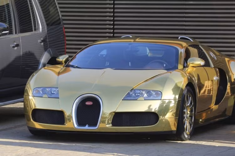 Theo nhiều nguồn tin từng cho biết, vào khoảng hồi tháng 3/2017, Jamie Foxx bị bắt gặp lái 1 chiếc Bugatti Veyron màu xanh đậm tại Los Angel Les. Hiện chưa rõ nam diễn viên này có 2 hay 1 chiếc siêu xe Bugatti Veyron. Rất có thể, chiếc màu xanh này được anh mang đi “mạ” vàng.