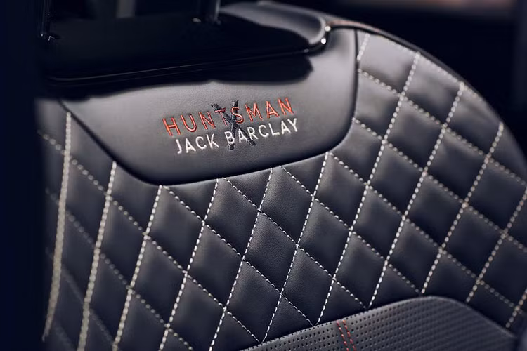 Bên trong khoang nội thất, Bentayga Sportsman hàng độc sẽ được các nghệ nhân Mulliner sử dụng tông màu xanh dương chủ đạo với hoạ tiết hình quả trám kết hợp đường chỉ đỏ. Điều này vừa tạo nên sự sang trọng vốn có của Bentley nhưng vẫn mang tới cái nhìn khoẻ khoắn và thể thao cho mẫu SUV siêu sang Anh Quốc. 