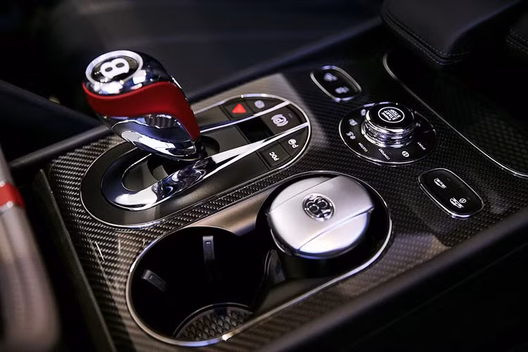 Về truyền động, bộ đôi Bentley Bentayga Sportsman và Businessman đều sẽ sử dụng chung khối động cơ V8 4.0L tăng áp kép cho ra công suất tối đa 542 mã lực và mô-men xoắn cực đại 770 Nm. Đi kèm với đó còn là hộp số tự động 8 cấp và hệ dẫn động 4 bánh toàn thời gian.