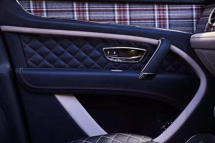 Đối với phiên bản Businessman, Bentley lựa chọn sử dụng tổng màu xám tro Anthcracite với đường kẻ chỉ màu trắng tương phản mang tới sự nhã nhặn cần có của một doanh nhân.