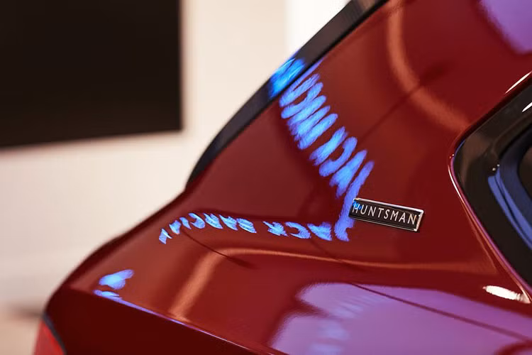 Đối với phiên bản Bentley Bentayga Sportsman, tính thể thao được đặc biệt nhấn mạnh với "bộ cánh" màu đỏ Candy cực kỳ cuốn hút và "sexy".
