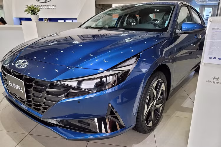 Hyundai Elantra giam gia tai dai ly, khach mua xe 