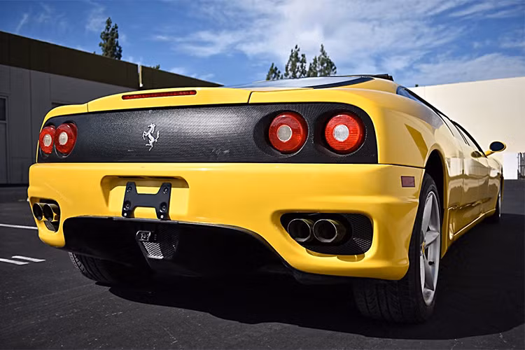 Chiếc limousine được độ từ Ferrari 360 Modena đời 2003 với chi phí khá cao vào năm ngoái. Được biết, trước khi "biến hóa" thành xe limousine, chiếc Ferrari 360 Modena có số công-tơ-mét là 51.179 km.