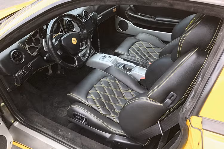 Theo người rao bán trên eBay, chiếc Ferrari 360 Modena kéo dài này "mang đến sự tiện nghi và sang trọng mà bạn có thể kỳ vọng ở xe limousine". Nó đã được độ lại nội thất với nhiều chi tiết khá độc đáo, đặc biệt là hàng ghế da trên xe với các chi tiết đã được chủ nhân độ lại.