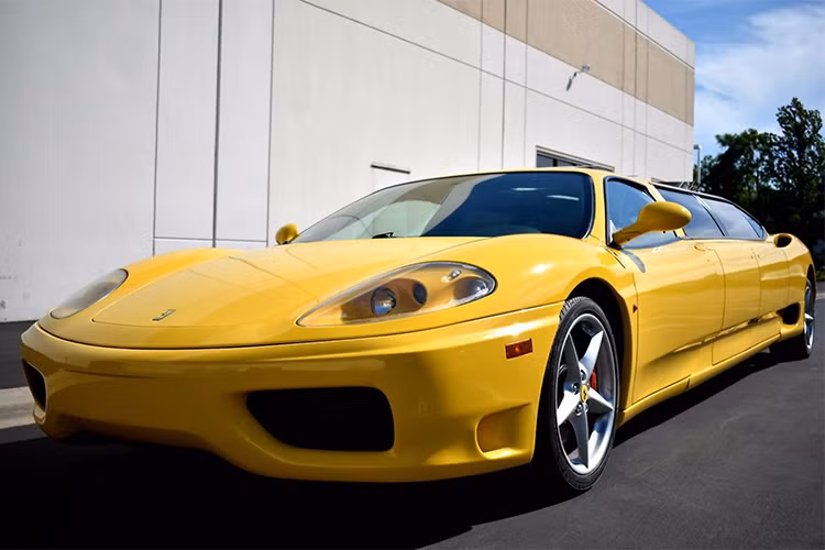 Chiếc siêu xe Ferrari 360 Modena Stretch Limo đã không tìm được người mua khi rao bán trên eBay, “cựu” siêu xe năm 2003 đã chạy được 31.801 dặm (51.179km) trên đồng hồ và được rao bán với mức giá 95 nghìn USD (tương đương khoảng 2,15 tỷ đồng).