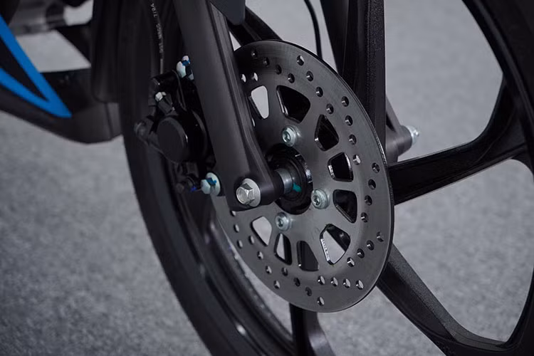 Yamaha 135LC Fi sở hữu "dàn chân" là cặp mâm đúc kích thước 17 inch. Lốp trước thông số 70/90-17 còn lốp sau là loại 80/90-17. Phanh đĩa thủy lực trang bị cho cả bánh trước lẫn bánh sau.