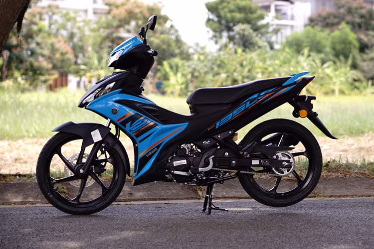 Hiện tại, mẫu xe máy số Yamaha 135LC Fi 2025 được nhập khẩu từ Malaysia và phân phối bởi Rebel Motor tại Việt Nam. Tuy nhiên, giá bán cụ thể của các phiên bản vẫn chưa được công bố chính thức. Tuy nhiên, do là xe nhập khẩu tư nhân, dự đoán Yamaha 135LC Fi sẽ không dễ có giá dưới 100 triệu đồng.