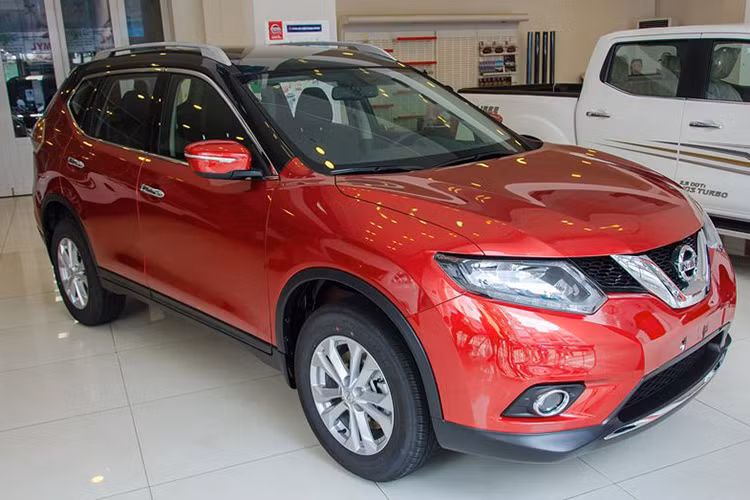 Ra mắt vào đầu năm 2016 theo dạng lắp ráp CKD tại Việt Nam, mức giá của Nissan X-Trail thời điểm đó được công bố từ 959 triệu đồng đến 1,156 tỷ đồng. Như vậy chỉ sau hơn 1 năm, mức giá của mẫu xe này đã giảm khá mạnh, lên tới hơn 200 triệu đồng.