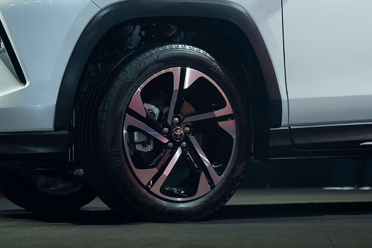 Ngoài ra, Toyota Yaris Cross 2023 tại Việt Nam cũng có cửa cốp chỉnh điện, tích hợp cảm biến đá cốp. Bên cạnh đó là 5 lựa chọn màu sắc, bao gồm cả 1 tông màu và 2 tông màu như cam - đen hay ngọc lam - đen.