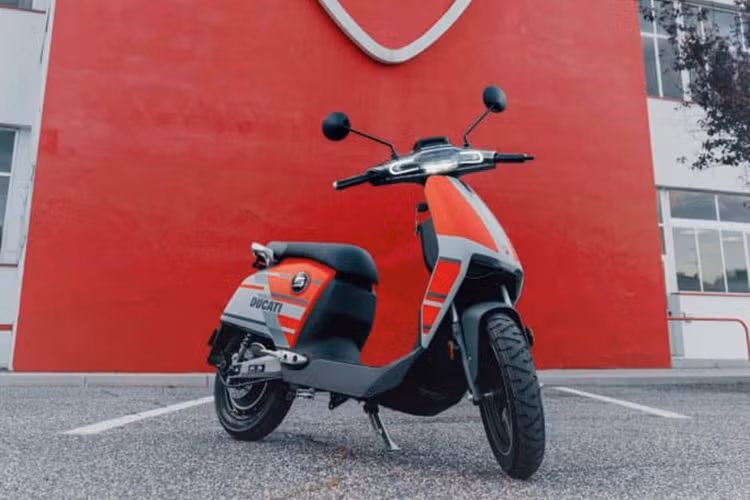 Việc Super Soco CUx Special Edition Ducati có giá bán nhỉnh hơn không chỉ bởi xe sở hữu ngoại hình độc đáo mà còn nằm ở công nghệ Super Soco Bluetooth kết nối giữa xe và điện thoại thông minh, với công nghệ này người sử dụng dễ dàng nắm bắt được tình trạng của xe.