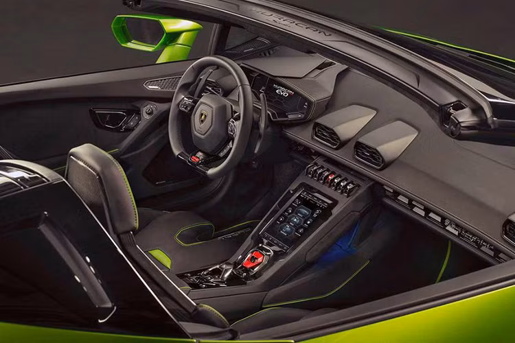 Nội thất của Huracan EVO Spyder nổi bật với màn hình điểu khiển trung tâm cảm ứng kích thước 8.4-inch đặt dọc cung cấp cho người lái nhiều thông tin, cài đặt và đáp ứng giải trí, kết nối điện thoại thông minh qua ứng dụng Apple CarPlay…Khoang cabin EVO Spyder cũng đạt tới cảnh giới của sự sang trọng với các vật liệu cao cấp, kết hợp Alcantara và da, các chi tiết Arancio Dryope tinh xảo.