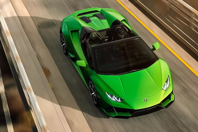 Hãng siêu xe nước Ý trang bị trên Huracan EVO Spyder hệ thống điều khiển khung gầm tiên tiến Piattaforma Inerziale thế hệ thứ 2. Hệ thống này bao gồm tổ hợp các cảm biến gia tốc và con quay hồi chuyển đặt ở trọng tâm chiếc xe giúp đáp ứng chính xác thời gian chuyển động 3 chiều của xe (ngang, dọc và đứng).