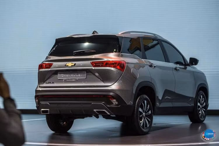 Nằm bên dưới nắp capô của Chevrolet Captiva 2019 là động cơ xăng 4 xi-lanh, tăng áp, dung tích 1,5 lít với công suất tối đa 140 mã lực tại tua máy 5.200 vòng/phút và mô-men xoắn cực đại 250 Nm tại dải tua máy 1.600 - 3.600 vòng/phút. Động cơ kết hợp với hộp số tự động 6 cấp.