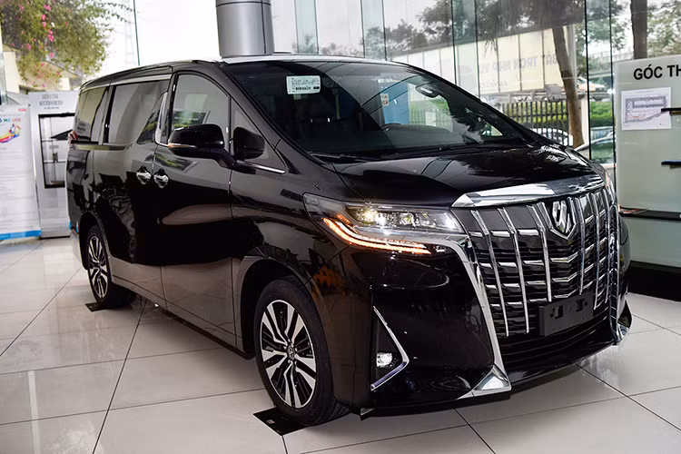 Toyota là thương hiệu xe duy nhất có mặt trong top đầu bảng những mẫu xe bán chạy nhất tháng lẫn ế ẩm nhất tháng. Thương hiệu xe đã vươn lên dẫn đầu với mẫu xe Toyota Vios trong khi đó những mẫu xe khác như Toyota Alphard thì tình hình có vẻ ngày càng nghiêm trọng hơn khi chỉ bán ra đúng 1 chiếc trong tháng 6/2019.