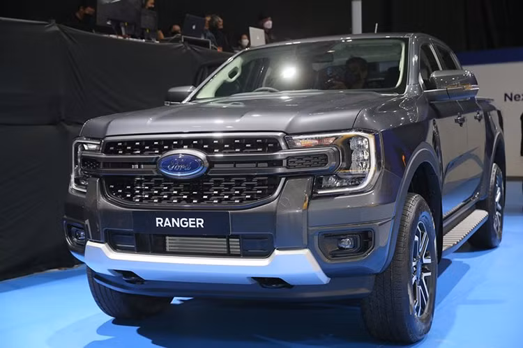 Giá xe Ford Ranger 2022 tại Thái Lan dao động từ 929.000 - 1.299.000 Baht (khoảng 633 - 886 triệu đồng). Ford Ranger 2022 sẽ bắt đầu được trưng bày trong triển lãm Bangkok International Motor Show từ ngày 22/3. Theo một số nguồn tin, mẫu xe bán tải này sẽ về Việt Nam vào quý III năm nay.