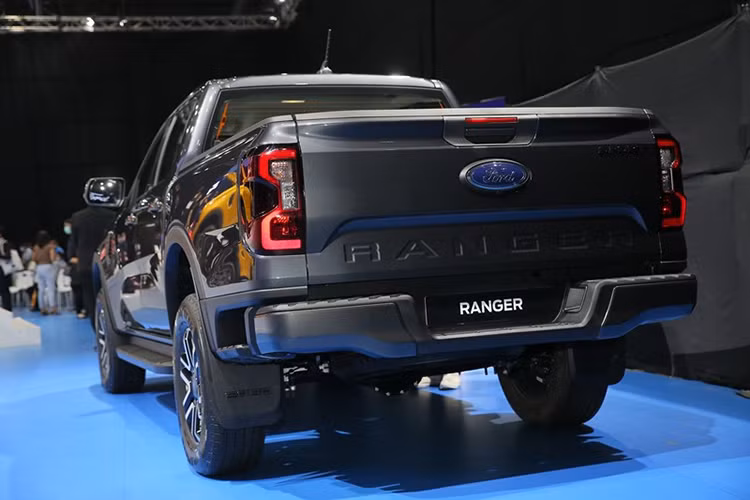 Tại thị trường Thái Lan, Ford Ranger 2022 bán ra 2 phiên bản là Sport và Wildtrak. Trong đó, phiên bản Sport được chia thành 3 bản trang bị là 2.0L Turbo 4×2 6MT, 2.0L Turbo 4×2 6AT và 2.0L Turbo 4×4 6AT. Phiên bản Wildtrak lại được chia thành 4 bản trang bị là 2.0L Turbo 4×2 6MT, 2.0L Turbo 4×2 6AT, 2.0L Bi-Turbo 4×2 10AT và 2.0L Bi-Turbo 4×4 10AT.