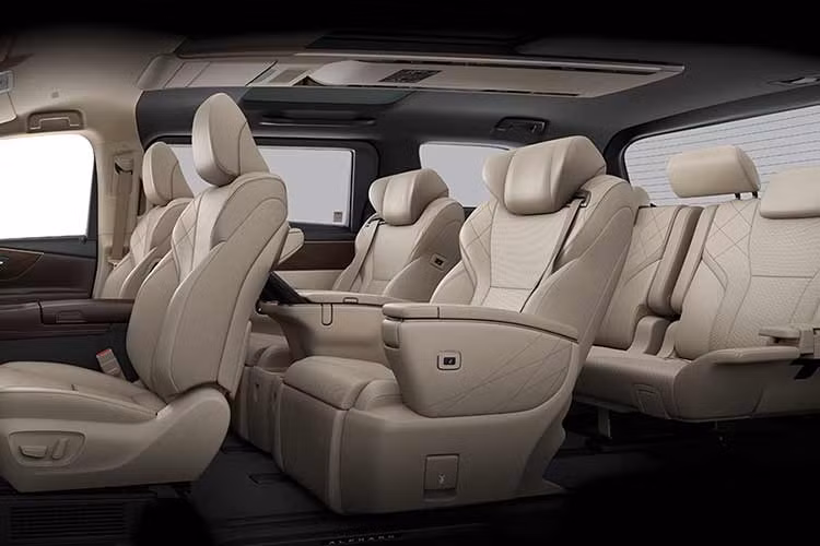 Vô lăng của Toyota Alphard 2023 thiết kế dạng 3 chấu, bọc da, vân gỗ,chỉnh điện 4 hướng và có chức năng sưởi. Ngoài ra, vô lăng được tích hợp nút bấm cảm biến điều chỉnh màn hình đa thông tin, hệ thống âm thanh, đàm thoại rảnh tay, hỗ trợ giữ làn, kiểm soát hành trình chủ động và lẫy chuyển số giúp khách hàng thao tác thuận tiện hơn.