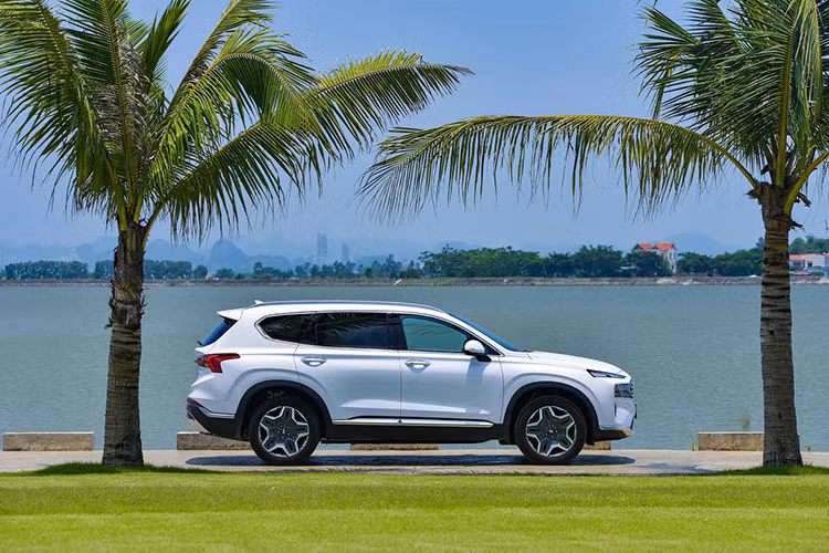 Cụ thể, Hyundai SantaFe 2021 có kích thước Dài x Rộng x Cao lần lượt là 4.785 x 1.900 x 1.685 (mm), xe dài hơn 15mm, rộng hơn 10mm, cao hơn 5mm so với thế hệ 2019 và chiều dài cơ sở của xe được giữ ở mức 2.765mm.