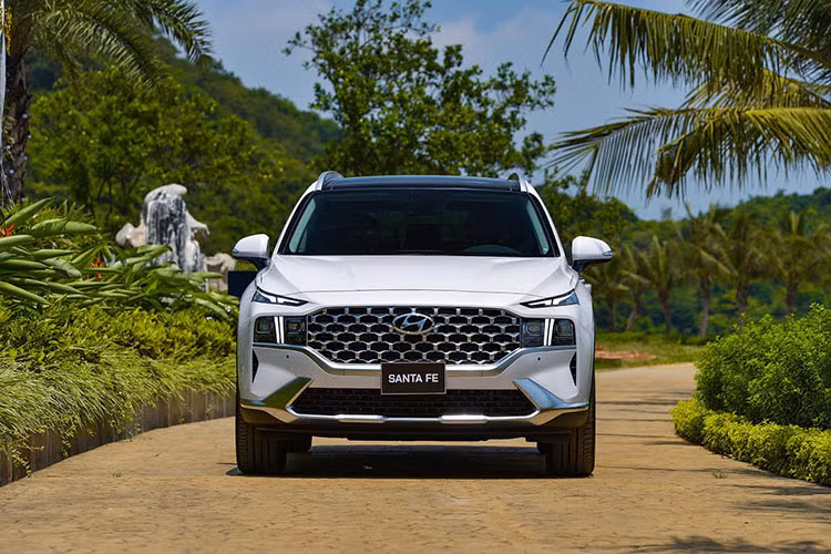 Đặc biệt, ở lần nâng cấp này, Hyundai SantaFe thế hệ mới có mức giá bán tăng mạnh so với trước với 6 phiên bản. Xe sở hữu hệ thống khung gầm hoàn toàn mới YPlattform với kích thước lớn hơn trước.