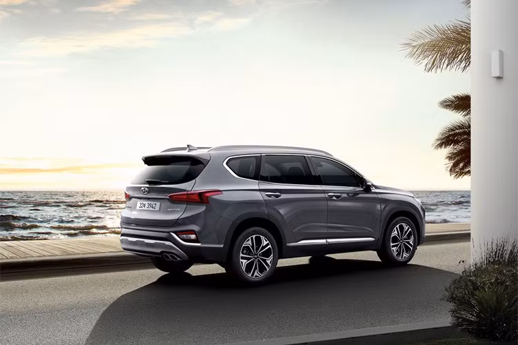 Santa Fe 2019 hiện đã mở đơn đặt hàng tại Hàn Quốc. Phiên bản máy dầu 2.0 L sẽ có giá từ 29,25 triệu Won (tương đương 26.600 USD - khoảng 590 triệu đồng). Máy dầu 2.2 L có giá từ 34,4 triệu Won (tương đương 31.300 USD - khoảng 705 triệu đồng). Bản tăng áp 2.0 L giá từ 28,45 triệu Won (tương đương 25.800 USD - khoảng 585 triệu đồng).