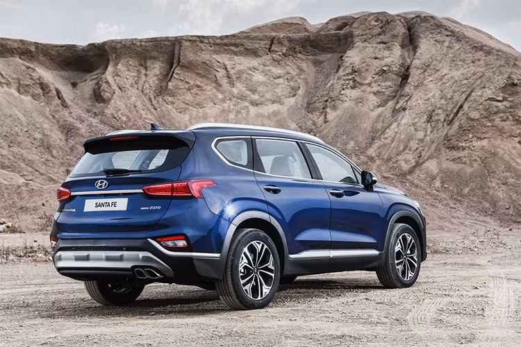 Bên cạnh xác nhận các dòng động cơ và truyền động mới, Hyundai cũng đã chính thức “khoe” với khách hàng Châu Âu mẫu SantaFe mới hoàn toàn, trước đó mẫu xe này đã được ra mắt tại quê nhà Hàn Quốc và được đón nhận nồng nhiệt với hơn 14.000 đơn đặt hàng ngay sau khi được giới thiệu chính thức.