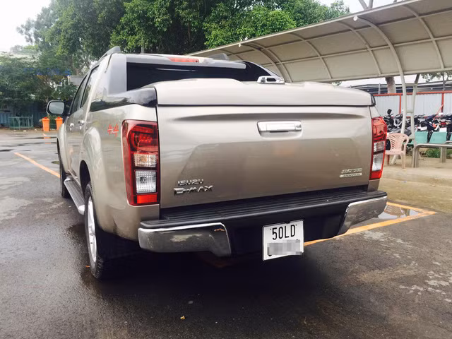 Bên sườn Isuzu D-Max 2017 phiên bản nâng cấp mới này cũng xuất hiện bộ vành hợp kim 18 inch thay cho loại 17 inch cũ. Trong khi đó, thiết kế đuôi xe của Isuzu D-Max 2017 không thay đổi nhiều so với trước. Đèn hậu của mẫu xe bán tải này được áp dụng công nghệ LED hợp thời.