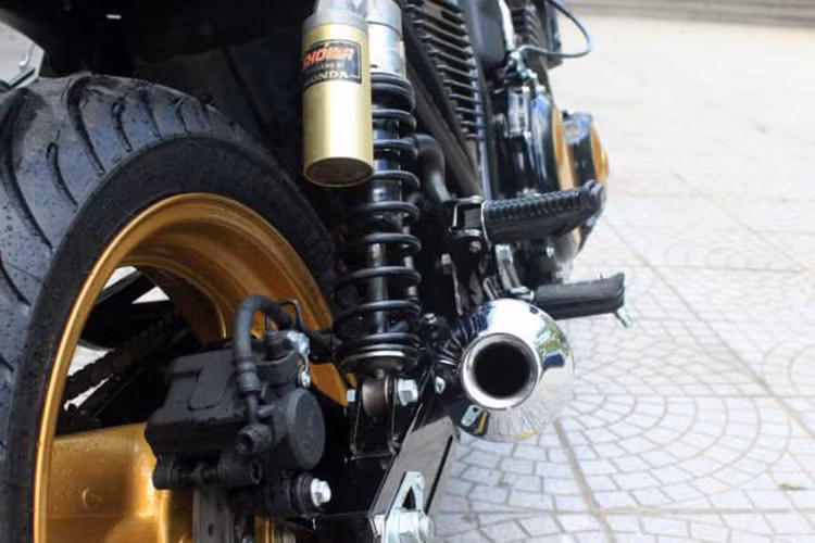 Hình dáng tổng thể là cafe racer nhưng hầu hết bộ phận trên xe đều là hàng mới hoặc tự chế thủ công, loại ống xả cũ đã được thay mới.