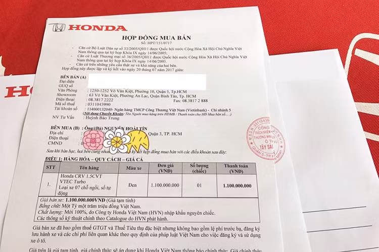 Tuy nhiên, theo nhiều nguồn tin từ phía các khách hàng cho hay, mẫu xe CR-V 7 chỗ với giá bán tương ứng khoảng từ 950 triệu, 980 triệu và hơn 1 tỷ đồng. Một số đại lý ôtô cho biết, hiện tại đã có khá nhiều khách hàng đã đặt hàng trước mẫu xe này và nhận xe trong khoảng từ đầu năm 2018.