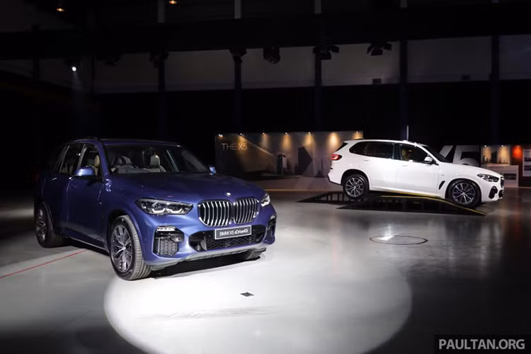 Giá xe BMW X5 thế hệ mới (G05) sắp sửa bán tại Malaysia dự kiến trong tháng 8 với mức khởi điểm từ 640.000 RM (tương đương 3,5 tỷ đồng). Trong tương lai gần, chắn chắn THACO BMW sẽ mang X5 thế hệ mới về phân phối tại Việt Nam để tăng sự chọn lựa cho khách hàng khi mua SUV hạng sang 05 chỗ.