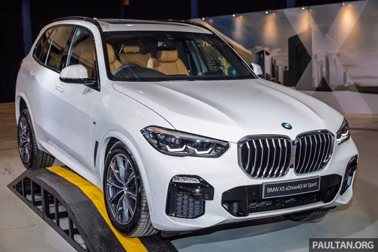 Công nghệ an toàn trên chiếc BMW X5 xDrive30d mới ngoài các hệ thống hỗ trợ phanh cơ bản, cân bằng điện tử, hỗ trợ lên dốc/đổ đèo… còn có camera 360 độ, phanh khẩn cấp tự động và trợ giúp đỗ xe chủ động.