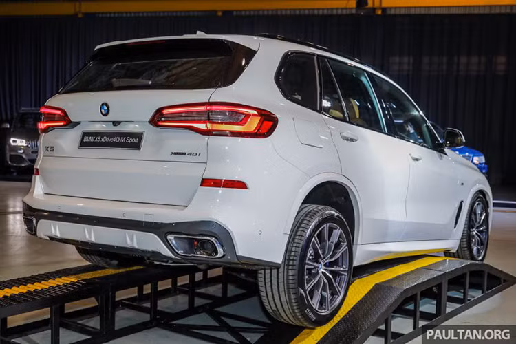Để tăng khả năng vận hành, BMW cung cấp gói tùy chọn nâng cấp Offroad Package cho X5, hệ thống tự động can thiệp vào sức kéo ở 4 bánh, hộp số, nâng hạ khoảng sáng gầm xe nhằm tăng cường khả năng vận hành với 4 chế độ lái khác nhau thông qua nút bấm bên trong cabin xe.