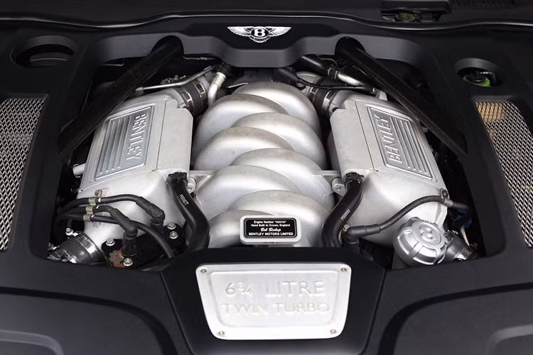 Bentley Mulsanne Speed 2016 được trang bị động cơ V8, tăng áp kép, dung tích 6,75 lít, sản sinh công suất tối đa 530 mã lực và mô-men xoắn cực đại 1.100 Nm. Kết hợp cùng hộp số tự động 8 cấp thể thao và hệ dẫn động cầu sau, chiếc xe siêu sang tăng tốc từ 0 lên 100 km/h trong 4,9 giây trước khi đạt tốc độ tối đa 305 km/h.